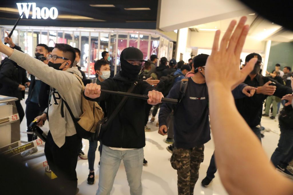 FOTO:Ob božiču znova spopadi med protestniki in policijo