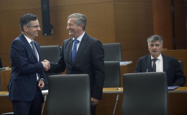 Karl Erjavec se pravi, da se bosta morala s predsednikom vlade Marjanom Šarcem po kongresu Desusa pogovoriti. FOTO: Bla�ž Samec/Delo