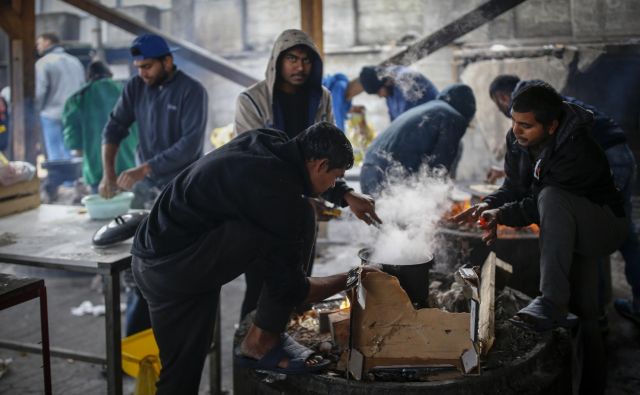 V migrantskem centru Miral v Veliki Kladuši znajo poskrbeti zase. Med čakanjem na nov poskus preboja do Evropske unije je središče dogajanja odprta kuhinja. FOTO: Matej Družnik