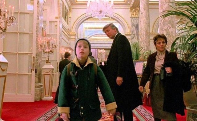 Trump si je vlogo v filmuprislužil kot takratni lastnik hotela Plaza, kamor se, potem ko se po pomoti znajde v velikem mestu, zateče navihani protagonist Kevin McCallister. Foto: YouTube