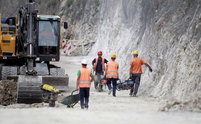 Zaradi zmanjšanja denarja za državne ceste letos in prihodnje leto bo zmanjšan obseg obnov vozišč. FOTO: Leon Vidic/Delo