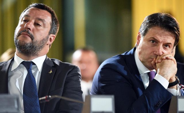 Italijo hromijo korupcijski in diplomatski škandali. Na fotografiji Matteo Salvini in premier Giuseppe Conte. Foto: Reuters