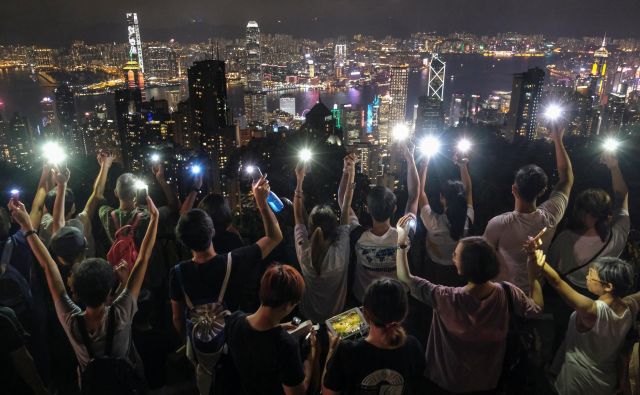 Cena neredov se kaže tudi v odlivu kapitala, upadu poslovanja in spodkopavanju ugleda Hongkonga. FOTO: Reuters