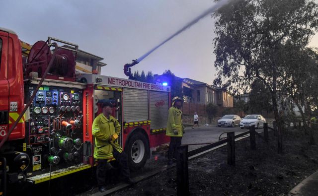 Ognjeni zublji so danes vzeli eno življenje, dva prostovoljna gasilca sta bila poškodovana. FOTO: William West/AFP