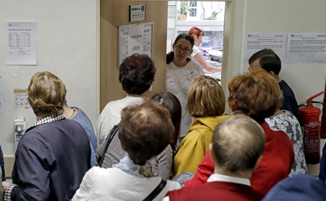 Pri zdravniku vam ne bo več treba izgubljati časa v vrsti, če boste prišli zgolj po potrdilo o upravičeni zadržanosti od dela. Foto: Blaž Samec/Delo