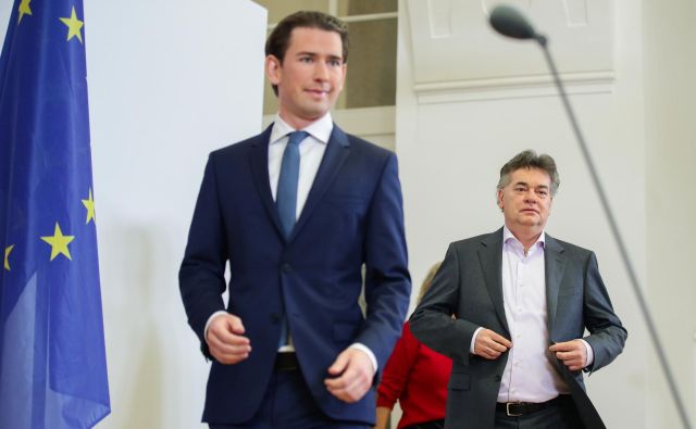 Avstrija je na prvi dan novega leta dobila novo vlado, v kateri bosta združila moči vodja ljudske stranke Sebastian Kurz in vodja zelenih Werner Kogler. FOTO: Reuters