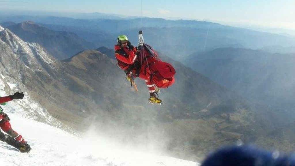 FOTO:Zelo zahtevno helikoptersko reševanje planinke na Krnu