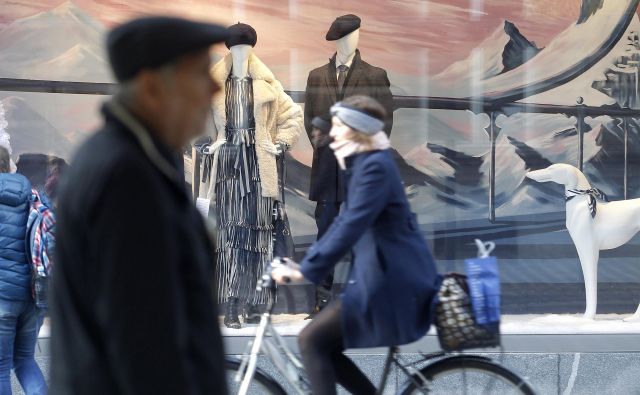 Vdova oziroma vdovec letos pridobi pravico do vdovske pokojnine, če je ob smrti zakonca dopolnila oziroma dopolnil 57 let starosti. FOTO: Mavric Pivk/Delo