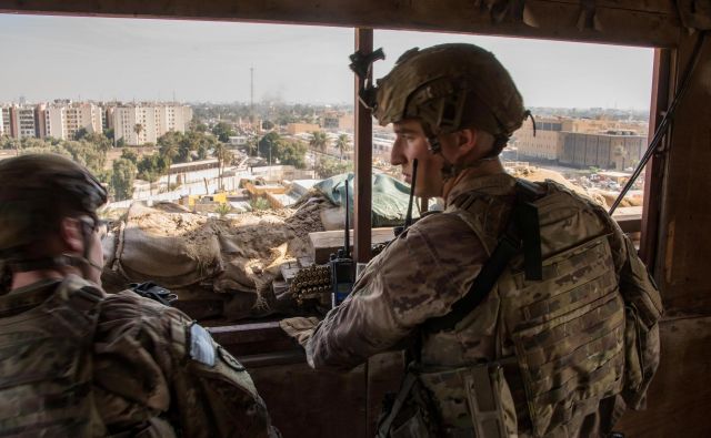 Ameriški vojaki v Bagdadu spremljajo dogajanje pred veleposlaništvom ZDA. FOTO: Reuters
