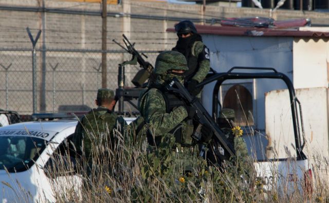 Pripadniki mehiške nacionalne garde pred zaporom v kraju Cieneguillas. FOTO: Reuters