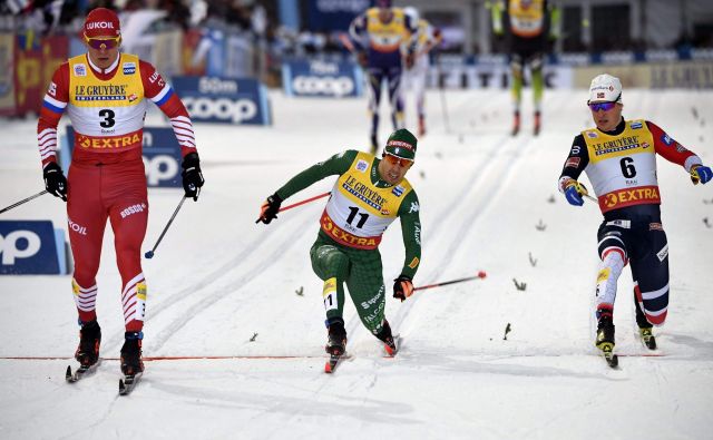 Aleksander Bolšunov (skrajno levo) na tekmi za svetovni pokal novembra lani na Finskem. FOTO: Markku Ulander/AFP