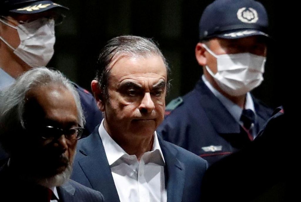 Carlos Ghosn naj bi pobegnil skrit v kovčku za glasbilo