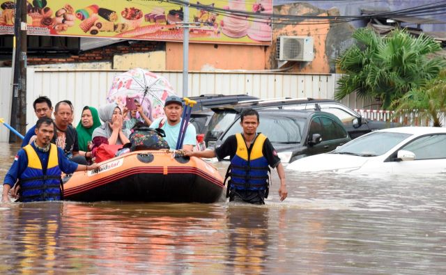 Gre za ene najhujših poplav v zadnjih letih v Džakarti. FOTO: Antara/Reuters