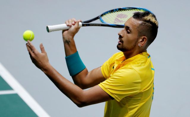 Nick Kyrgios v teniškem svetu velja tudi za enega od najbolj nešportnih igralcev, zdaj pa se je izkazal za moža, ki drugim rade volje pomaga v stiski. FOTO: Reuters