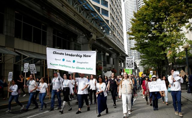 Amazonovi zaposleni za podnebno pravičnost so se lani jeseni udeležili protestnega pohoda proti podnebnim spremembam v Seattlu. FOTO: Lindsey Wasson/Reuters