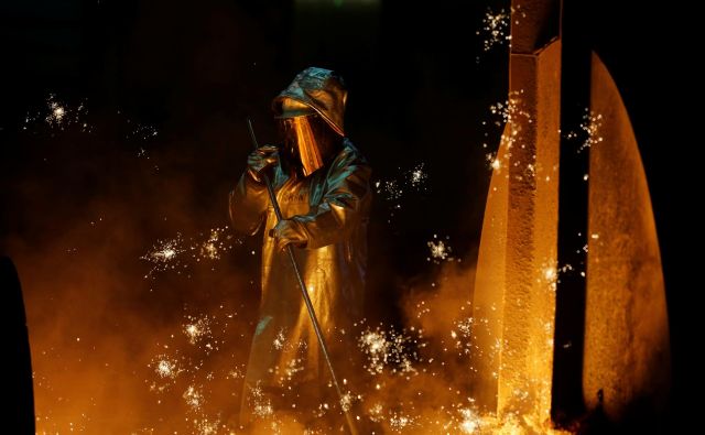 Proizvodnja v jeklarni nemške skupine ThyssenKrupp. Povpraševanje po novih delavcih v Nemčiji upada že od marca 2018. FOTO: Leon Kuegeler/Reuters