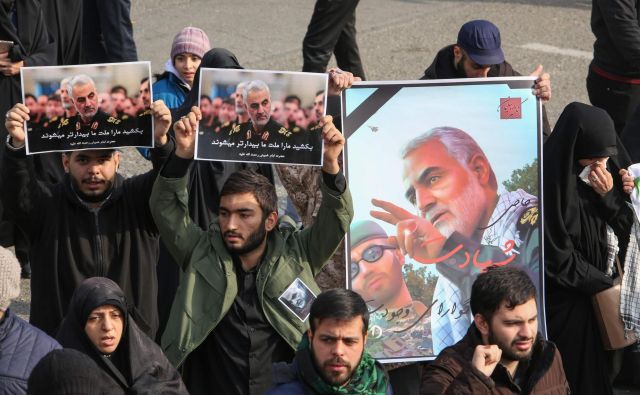 Protestniki so na na ulicah Teherana obeležili smrt enega od najvidnejših predstavnikov iranskega režima. Foto: Atta Kenare/Afp