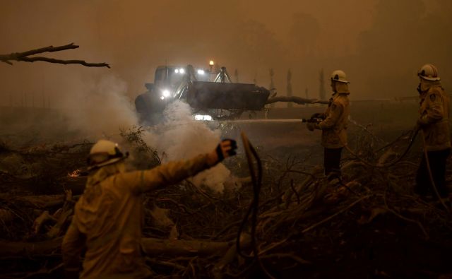 Veliki požari ustvarjajo svoje oblake, ki s strelami širijo požar prek vseh ovir. FOTO: Tracey Nearmy/Reuters