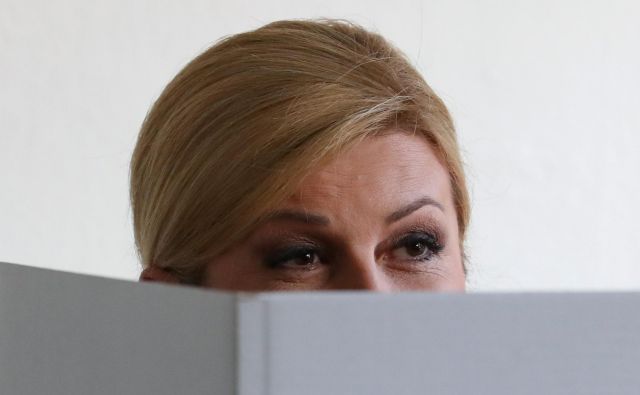 Kolinda Grabar-Kitarovič včeraj na volišču. FOTO: Marko Djurica/Reuters