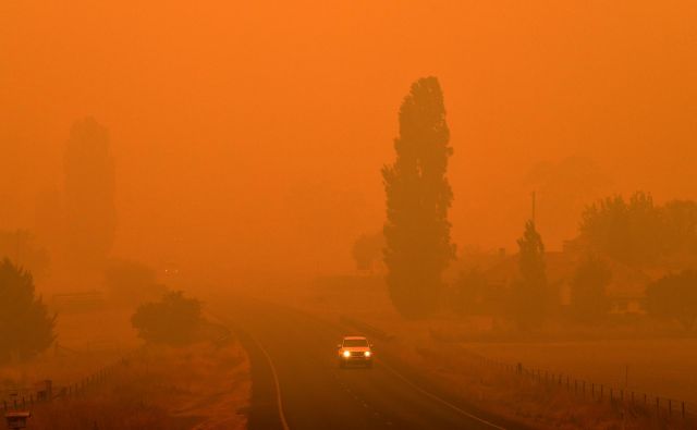 V avstralski prestolnici so zaradi onesnaženosti zraka zaprti muzeji, galerije, parki, uradi in univerze, na tamkajšnjem letališču pa so odpovedali številne lete. FOTO: Saeed Khan/AFP