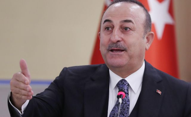 Turški zunanji minister Mevlut Cavusoglu je zanikal, da bi Turčija za boj v Libiji novačila pripadnike Svobodne sirske vojske. FOTO: Adem Altan/AFP