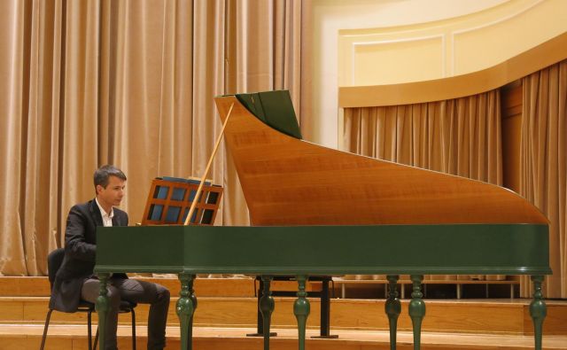Tomaž Sevšek igra na kopijo čembala iz obdobja baroka.<br />
Foto Zdenko Matoz