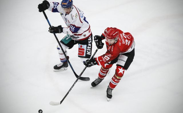 Erik Svetina (v rdečem dresu) se je odrezal z dvema goloma. FOTO: Uroš Hočevar/Delo