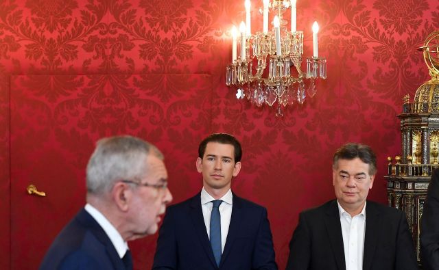 Govor predsednika Von der Bellna, v ozadju Sebastian Kurz in Werner Kogler. FOTO: Joe Klamar/AFP