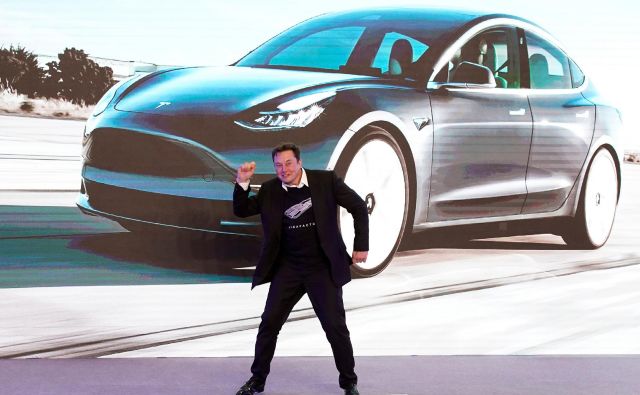 Na Kitajskem je ameriško podjetje Tesla ob »plesnem pozdravu« svojega prvega moža Elona Muska začelo proizvodnjo.<br />
Foto Reuters