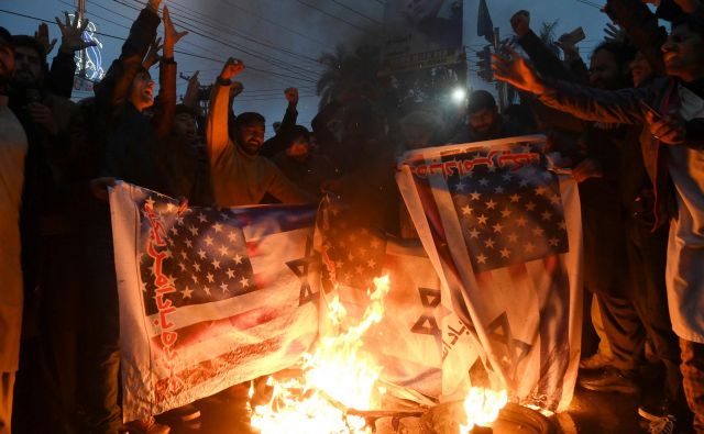 Sežiganje ameriške in izraelske zastave v Pakistanu. Foto Arif Ali Afp