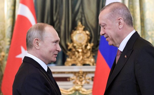 Ruski in turški predsednik, Vladimir Putin in Recep Tayyip Erdoğan, krepita zavezništvo med državama. FOTO: Reuters