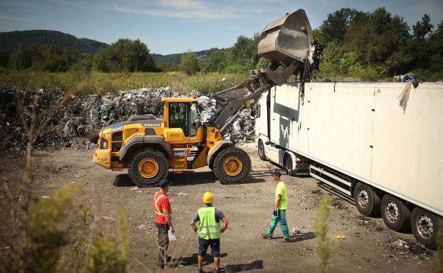 Avgusta lani so delavci družbe Kostak začeli prvo fazo odvoza odpadkov s pogorišča družbe Ekosistemi. FOTO: Jure Eržen/Delo