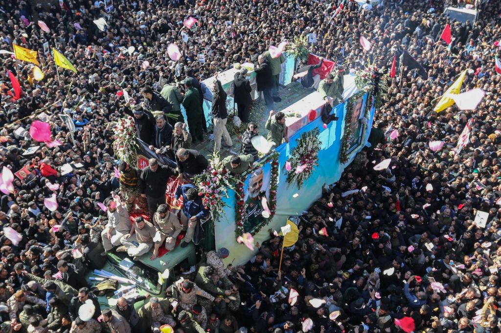 FOTO:Na pogrebu Sulejmanija v stampedu več mrtvih, pogreb so preložili