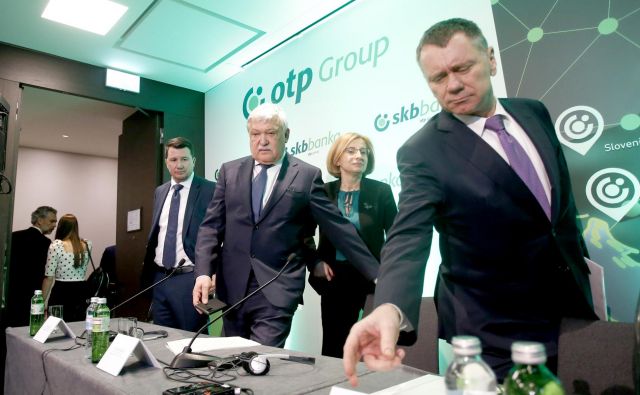 Vodstvi OTP in SKB bank na današnji tiskovni konferenci. Z leve Zsolt Barna, Sándor Csányi, Anita Stojčevska in Laszlo Wolf. Foto Roman Šipić