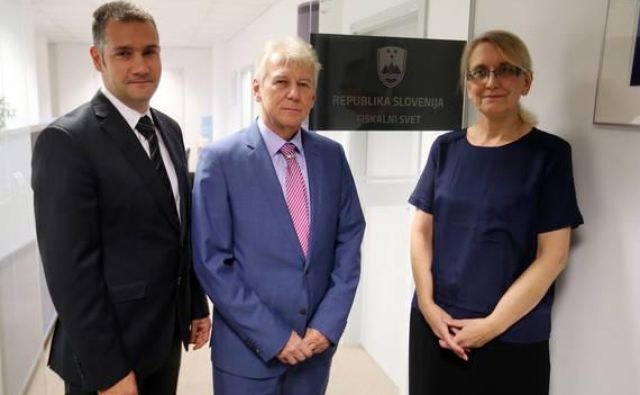 Fiskalni svet (od leve Tomaž Perše, predsednik Davorin Kračun in Alenka Jerkič) znova opozarja na tveganja za javne finance. FOTO: Jože Suhadolnik/Delo