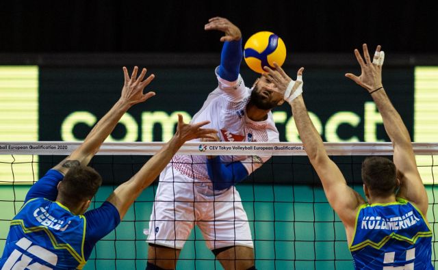 Klemen Čebulj in Jan Kozamernik sta bila v bloku pogosto v akciji proti francoskemu zvezdniku Earvinu N&#39;Gapethu. FOTO: AFP