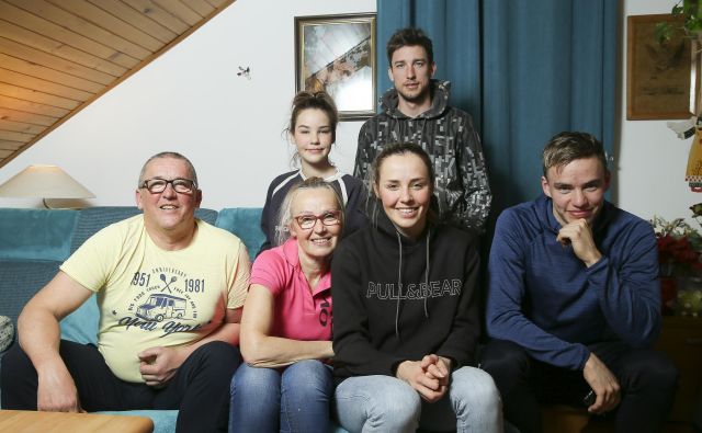 Sekstet: Janez, Anka, Anamarija, Janez, zadaj Tinkara in Boštjan FOTO: Jože Suhadolnik