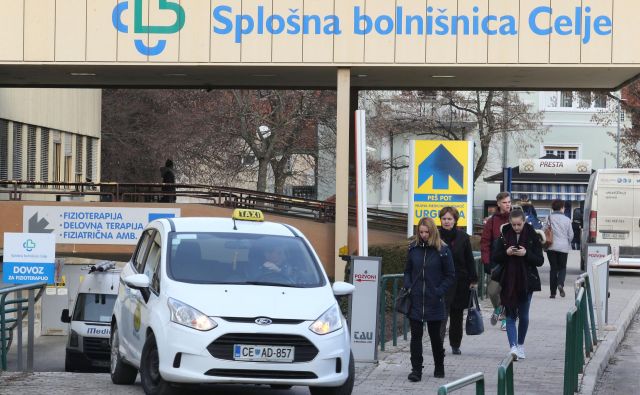 Splošna bolnišnica Celje je že leto dni nelikvidna, po odločbi urada za nadzor proračuna mora v proračun vrniti dobrih 900.000 evrov. FOTO: Tomi Lombar/Delo