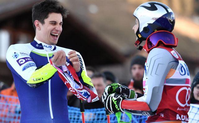 Henrik Kristoffersen je predal majico vodilnega veleslalomista Žanu Kranjcu. FOTO: AFP