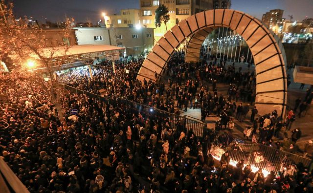 Iranski študenti so se na objavo oblasti, da je odgovorna za sestrelitev letala, zvečer odzvali s protestom pred teheransko univerzo Amirja Kabira. FOTO: Atta Kenare/AFP