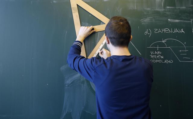 Koliko znaša razlika med tem, kar za zdravstveno zavarovanje kar plačujemo zdaj in kar naj bi plačevali? Foto Bla�ž Samec