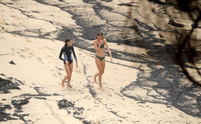 Plaže z belim peskom zdaj prekrivajo zaplate pepela. FOTO: Reuters