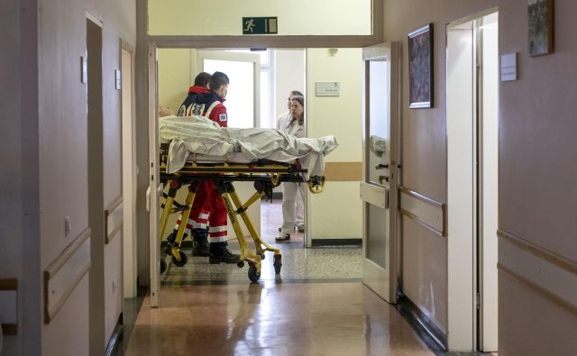 Negovalna bolnišnica je začela sprejemati bolnike z gripo in drugimi respiratornimi obolenji. FOTO: Voranc Vogel/Delo