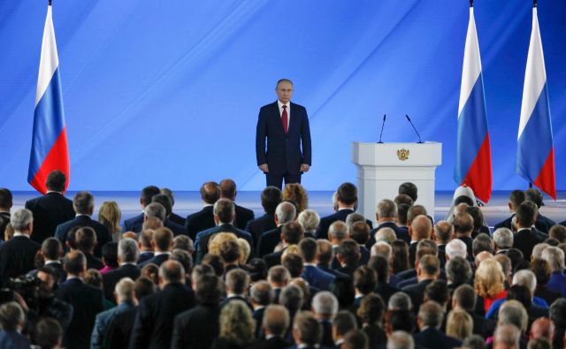 Vsekakor se zdi malo verjetno, da se je Putin, ki po Stalinu vlada v Rusiji najdlje časa, končno odločil, da se bo iz svojega ledenega dvorca na Mesecu spustil na zemljo ter se posvetil vnukom in družini. FOTO: Shamil Zhumatov/AFP