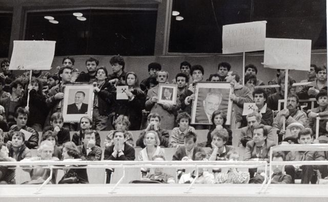 Fotograf Dela <strong>Zoran Vogrinčič</strong> je februarja 1989 dokumentiral manifestacijo solidarnosti s Kosovom v Cankarjevem domu. Kosovski udeleženci manifestacije so v dvorano prinesli fotografije Josipa Broza Tita in Edvarda Kardelja.