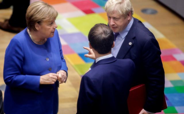 Britanski premier Boris Johnson, nemška kanclerka Angela Merkel in francoski predsednik Emmanuel Macron med oktobrskim vrhom EU v Bruslju. FOTO: Reuters