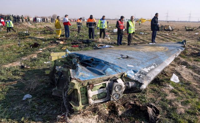 Uradna obrazložitev Irana ostaja, da so letalo sestrelili zaradi napake, zaradi česar so aretirali že več ljudi.  FOTO: Akbar Tavakoli/AFP