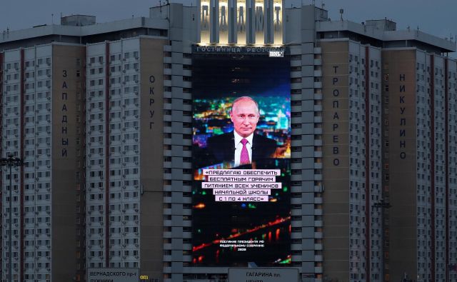 »Predlagam razdeljevanje brezplačnih toplih obrokov vsem osnovnošolskim učencem od prvega do četrtega razreda,« je v poslanici obljubil ruski predsednik Vladimir Putin. Foto: Reuters