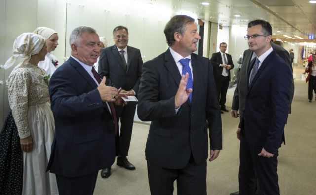 Če bo Erjavec obstal, bo predsedniku vlade Marjanu Šarcu gotovo izstavil račin. Kako visok, ve samo on. Če predsedniško bitko izgubi, je možna njegova politična upokojitev. FOTO: Voranc Vogel/Delo