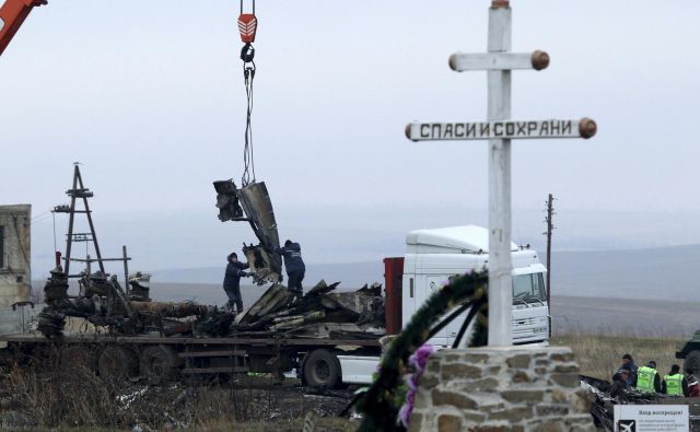 Najbolj tragična vojaška sestrelitev civilnega letala se je zgodila poleti 2014, ko je nad Ukrajino protiletalska raketa priletela v malezijskega boeinga 777. FOTO: Reuters